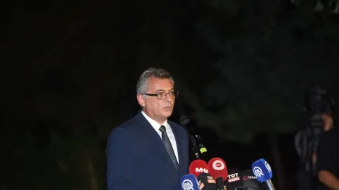 Erhürman konuşurken ciddi ifadeyle bakıyor