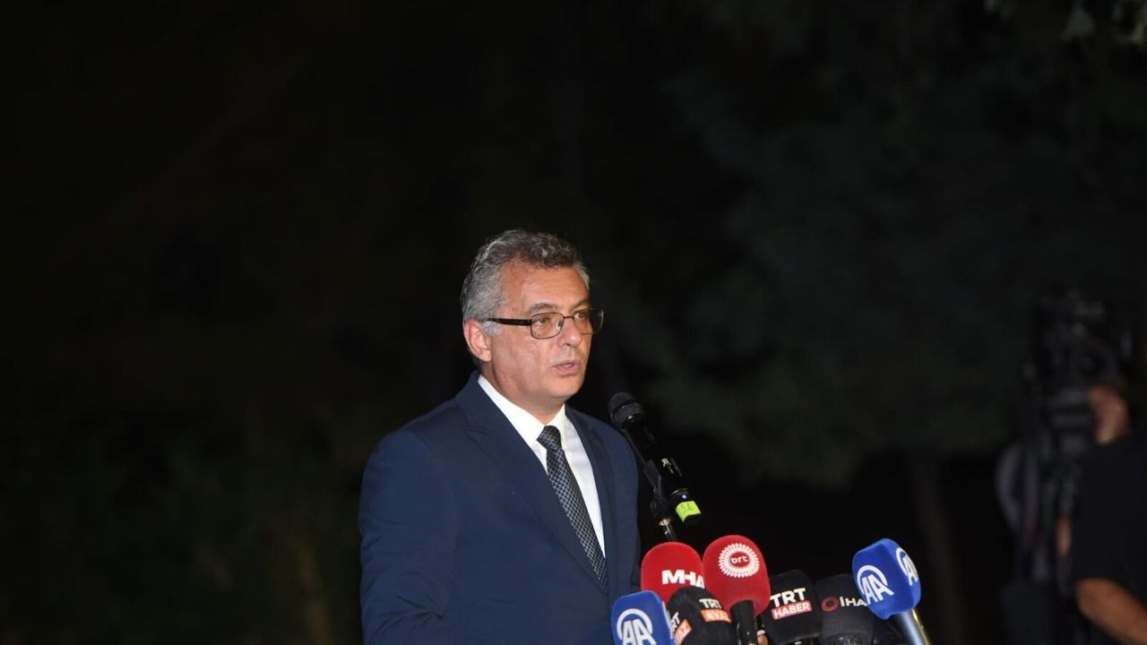 Erhürman konuşurken ciddi ifadeyle bakıyor
