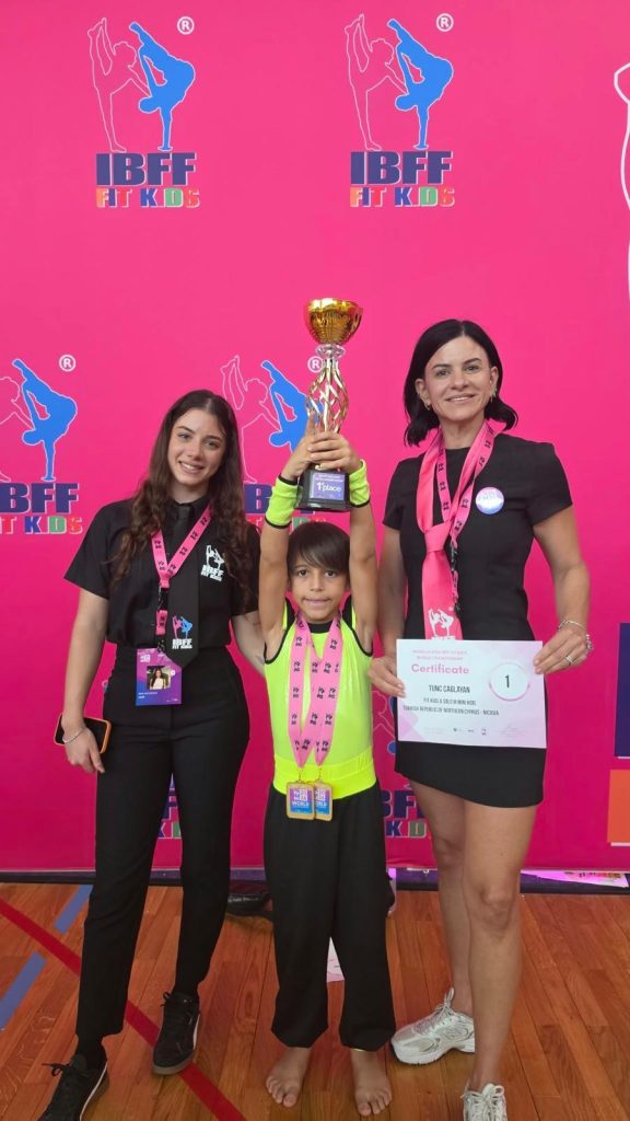 KKTC Çocuk Fitness sporcuları madalyalarla podyumda, Hırvatistan’daki Dünya Fit Kids Şampiyonası’nda başarı kutlaması