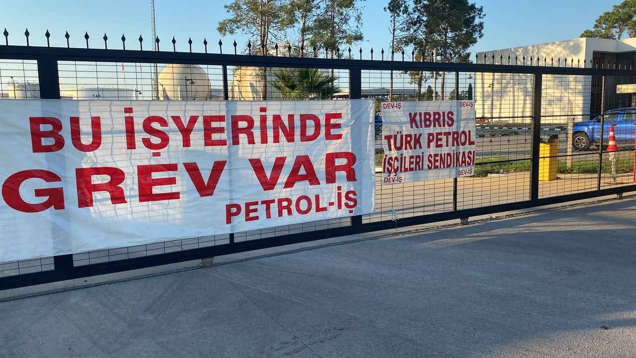 Dev-İş bayrağı taşıyan göstericiler, Kıbrıs Türk Petrolleri önünde iki saatlik uyarı grevi düzenliyor