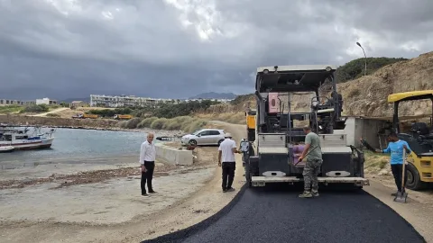 Tatlısu bölgesindeki balıkçı barınağına giden yeni asfaltlı yolun kıyıdan görünümü
