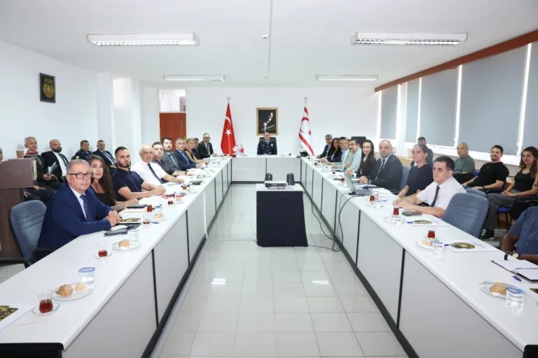PGM yetkilileri üniversite temsilcileriyle toplantı sırasında salon düzeninde oturuyor