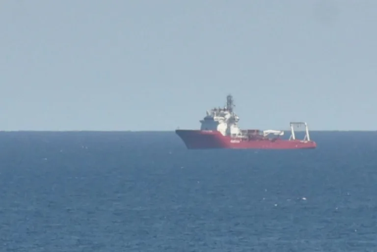 Girne açıklarında arama yapan kurtarma ekipleri ve botlar, denizde çalışmalarını sürdürüyor