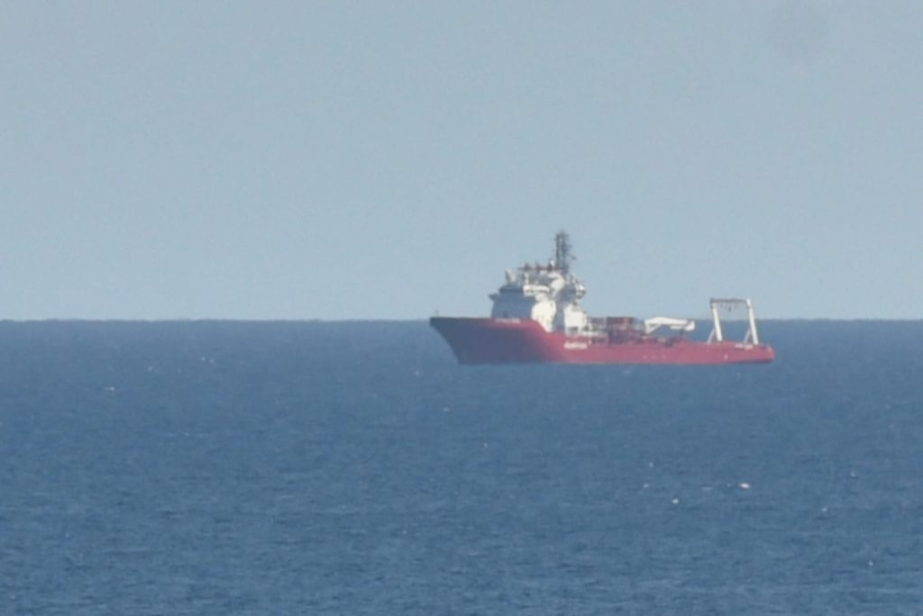 Girne açıklarında arama yapan kurtarma ekipleri ve botlar, denizde çalışmalarını sürdürüyor