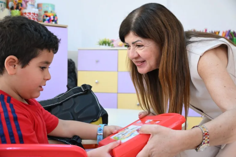 Güzelyurt Belediye Başkanı Özçınar okul ziyaretinde öğrenciler ve öğretmenlerle sohbet ediyor