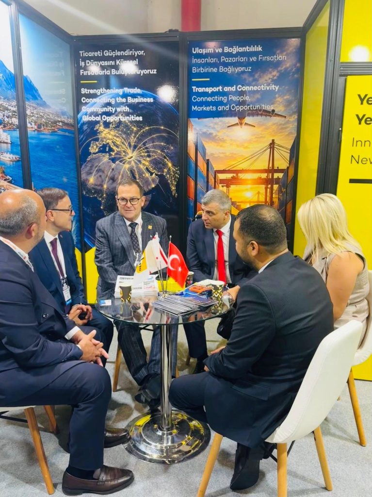 KTTO temsilcileri MÜSİAD EXPO fuarında stant önünde (resim alt yazısı boş)