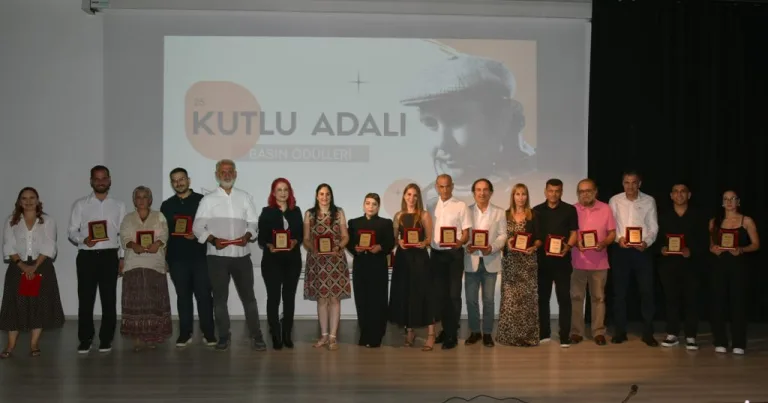 Kutlu Adalı Basın Ödülleri töreninde ödül alan gazeteciler sahnede