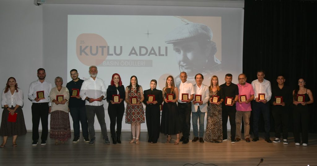 Kutlu Adalı Basın Ödülleri töreninde ödül alan gazeteciler sahnede