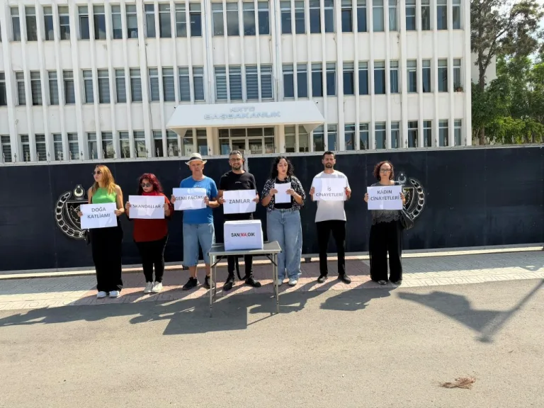 Baraka Kültür Merkezi üyeleri Başbakanlık önünde basın açıklaması gerçekleştiriyor