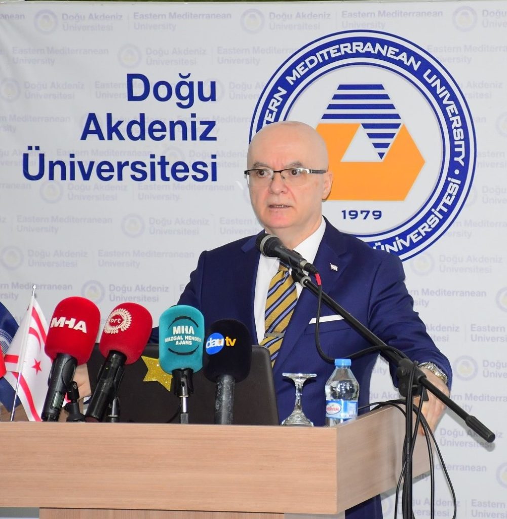 Dördüncü Uluslararası Kadın ve Ailenin Güçlenmesi Sempozyumu'nun açılışında konuşmacılar ve katılımcılar