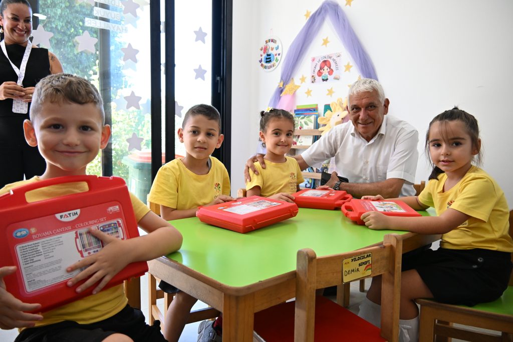 Güzelyurt Belediye Başkanı Özçınar ilköğretim kurumunu ziyaret ederken öğrencilerle ve eğitim görevlileriyle görüşüyor