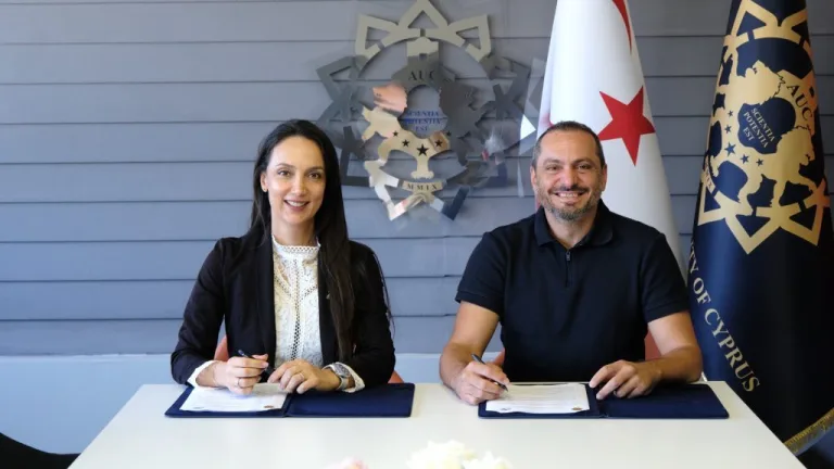 KAÜ yetkilileri ve Lefkoşa Badminton Kulübü temsilcilerinin imza töreninde bir arada durması