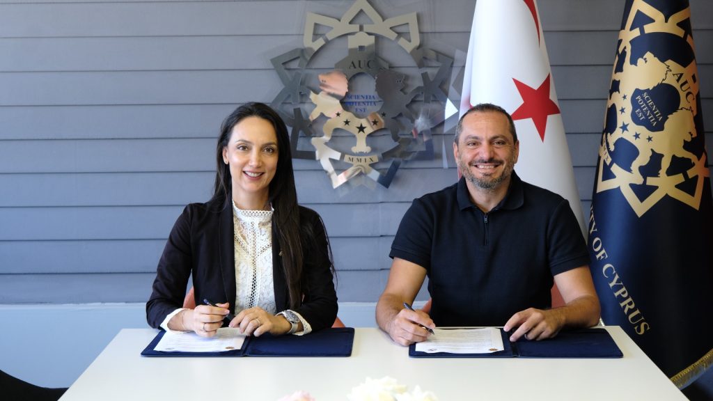KAÜ yetkilileri ve Lefkoşa Badminton Kulübü temsilcilerinin imza töreninde bir arada durması