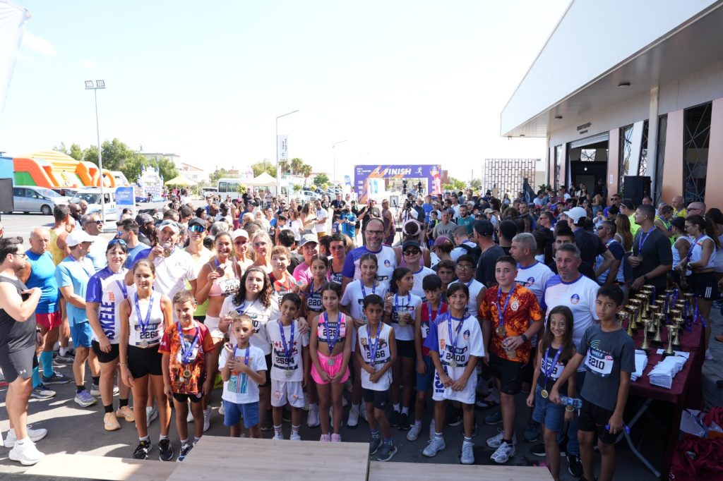 İskele Yarı Maratonu etkinliğinde katılımcılar koşuyor, Sadıkoğlu konuşma yapıyor