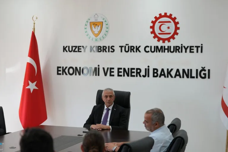 Ekonomi Bakanlığı yetkilileri toplantıda belgeleri gözden geçiriyor, çok sayıda dosya ve dizüstü bilgisayar masada