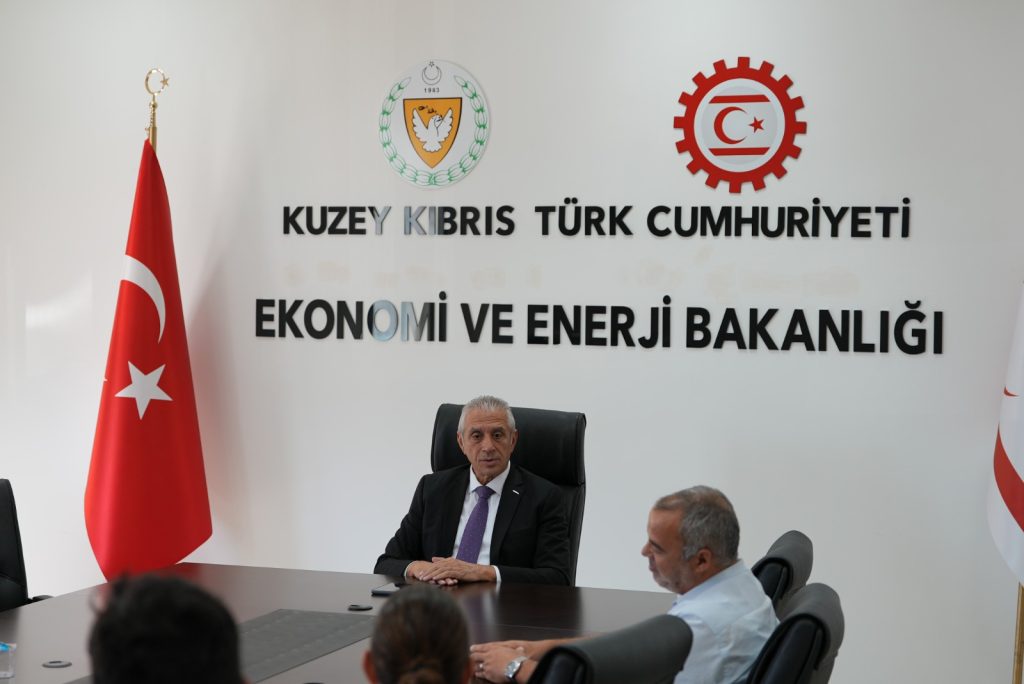 Ekonomi Bakanlığı yetkilileri toplantıda belgeleri gözden geçiriyor, çok sayıda dosya ve dizüstü bilgisayar masada