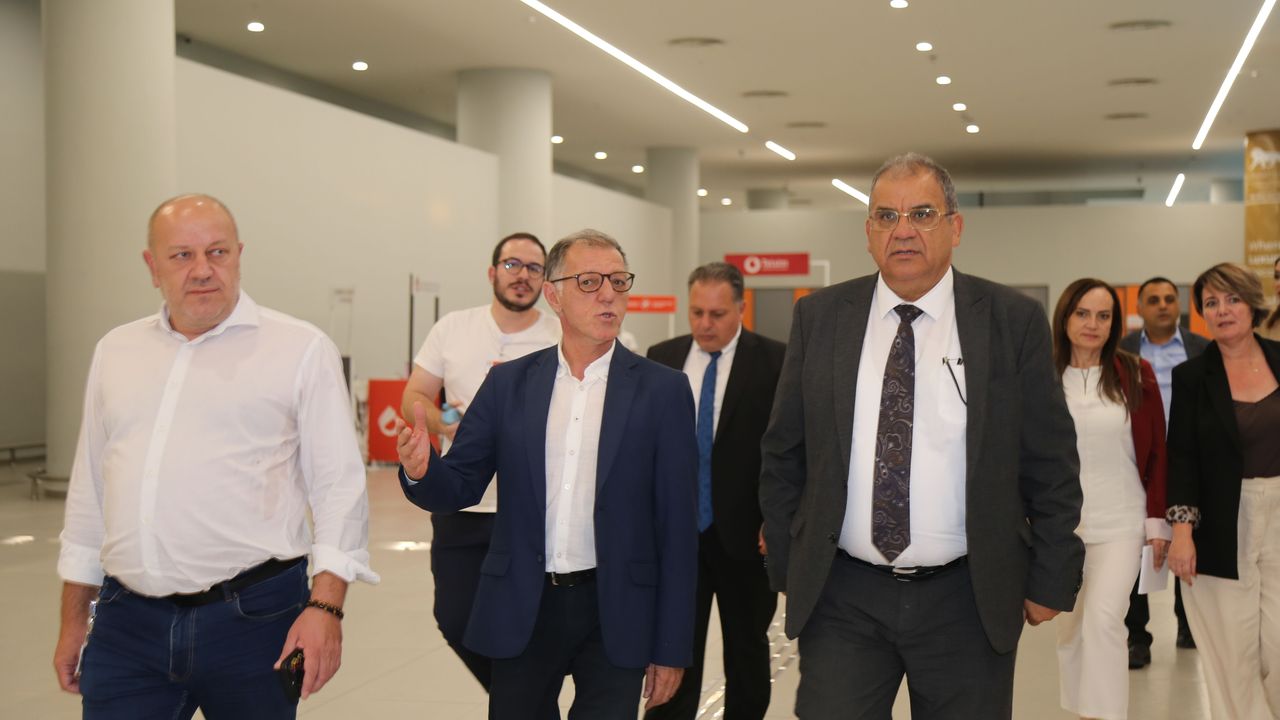 Sucuoğlu Ercan Havalimanı’nda inceleme yaparken görüntüleniyor
