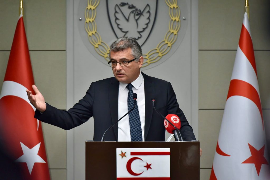 Erhürman konuşurken ciddiyetle dinleyen bir sahne (resim ayrıntıları verilmedi)