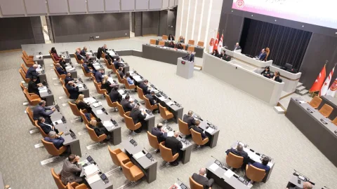 Meclis binası dış cephesi, giriş kapısına doğru yaklaşan sazılı bir atmosfer