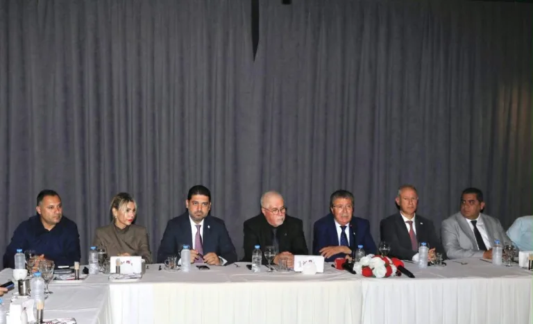 Kuzey Kıbrıs Masa Tenisi Federasyonu logosu ve Balkan Masa Tenisi Birliği yazılı pano (resim alt yazısı boş bırakıldı)