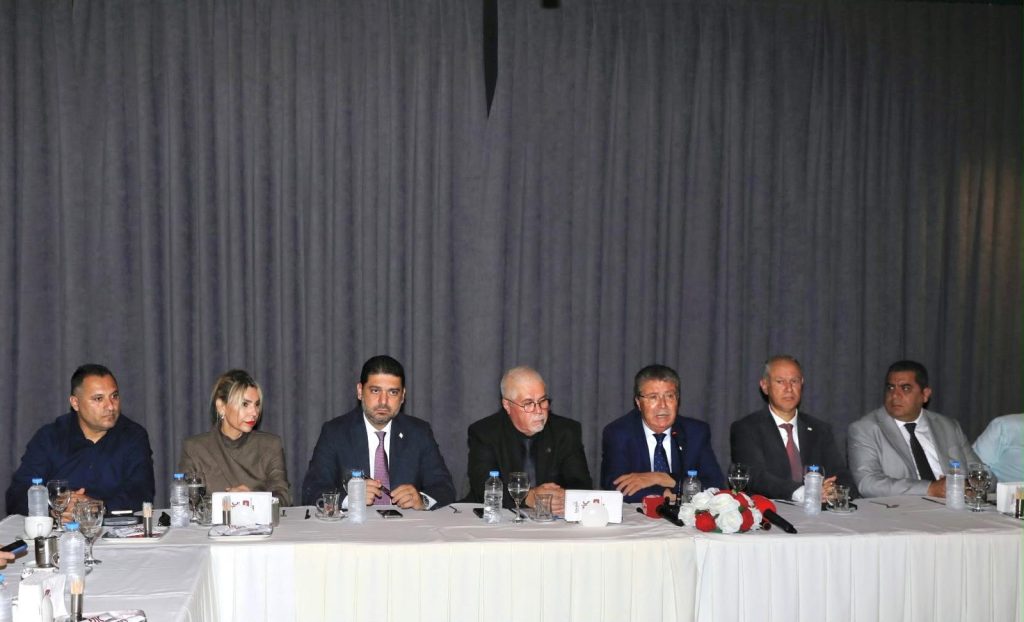 Kuzey Kıbrıs Masa Tenisi Federasyonu logosu ve Balkan Masa Tenisi Birliği yazılı pano (resim alt yazısı boş bırakıldı)