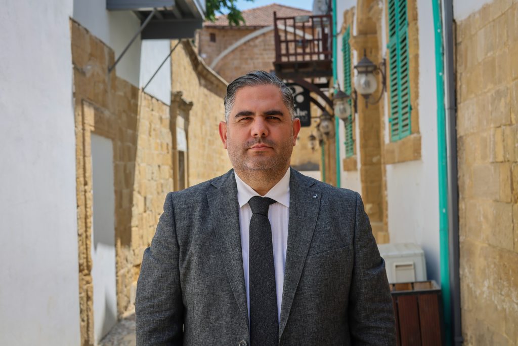 CTP LAÇ belediye başkan adayı Rahvancıoğlu projelerini paylaşırken konuşuyor