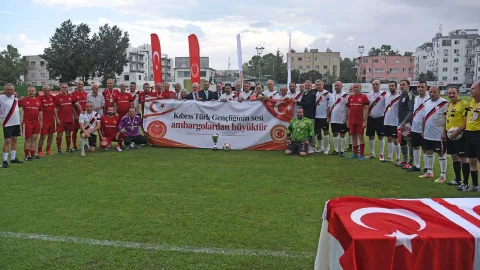 İzolasyon karşıtı dostluk maçında bir grup insan sahada el sıkışıyor veya omuz omuza duruyor
