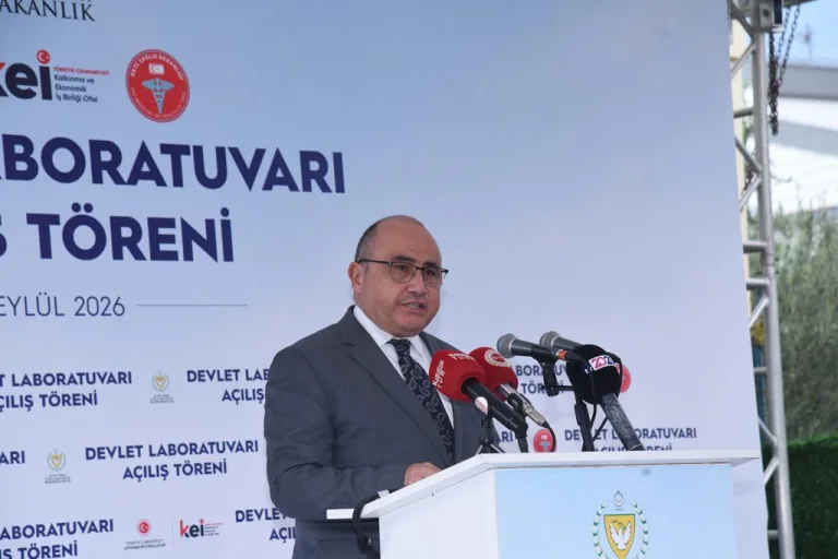 Başbakan Üstel laboratuvar içindeki modern cihazları işaret ederek inceleme yapıyor