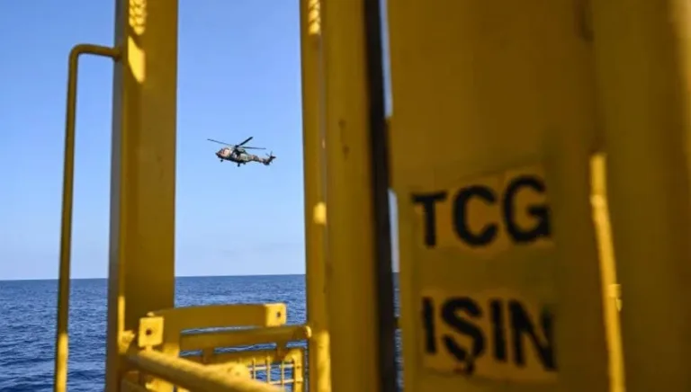 TCG Işın’ın Girne limanına yanaştığı ve arama-kurtarma ekiplerinin operasyon için hazırlık yaptığı sahne