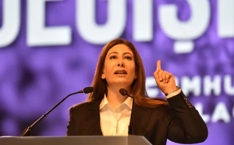 Sıla İncirli konuşma yaparken mikrofon önünde, ciddiyetle ifade veriyor