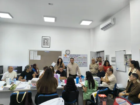 CTP İskele Belediye Başkan adayı okuldaki çocuklarla ve öğretmenlerle sohbet ediyor, eğitim önceliğini vurguluyor