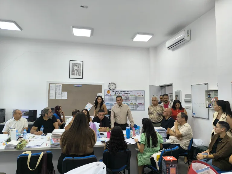 CTP İskele Belediye Başkan adayı okuldaki çocuklarla ve öğretmenlerle sohbet ediyor, eğitim önceliğini vurguluyor