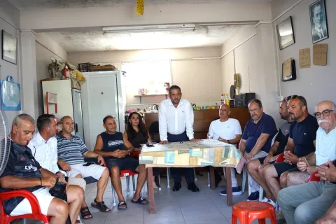 CTP İskele Belediye Başkan adayı Nereli konuşurken, sorunları dinleme ve çözme vurgusu yapıyor