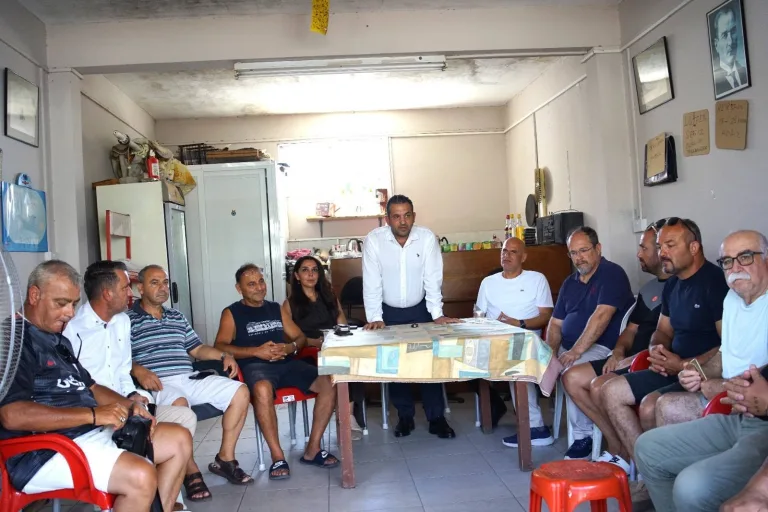 CTP İskele Belediye Başkan adayı Nereli konuşurken, sorunları dinleme ve çözme vurgusu yapıyor