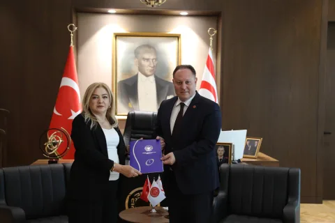 Yüksek Yönetim Denetçisi İlkan Varol'un 41. Dönem Raporunu Meclis Başkanı Ziya Öztürkler'e sunduğu an