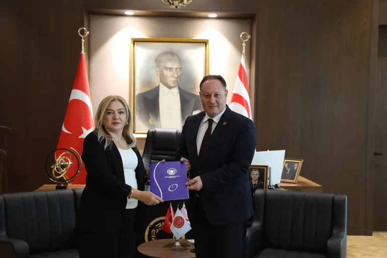 Yüksek Yönetim Denetçisi İlkan Varol'un 41. Dönem Raporunu Meclis Başkanı Ziya Öztürkler'e sunduğu an