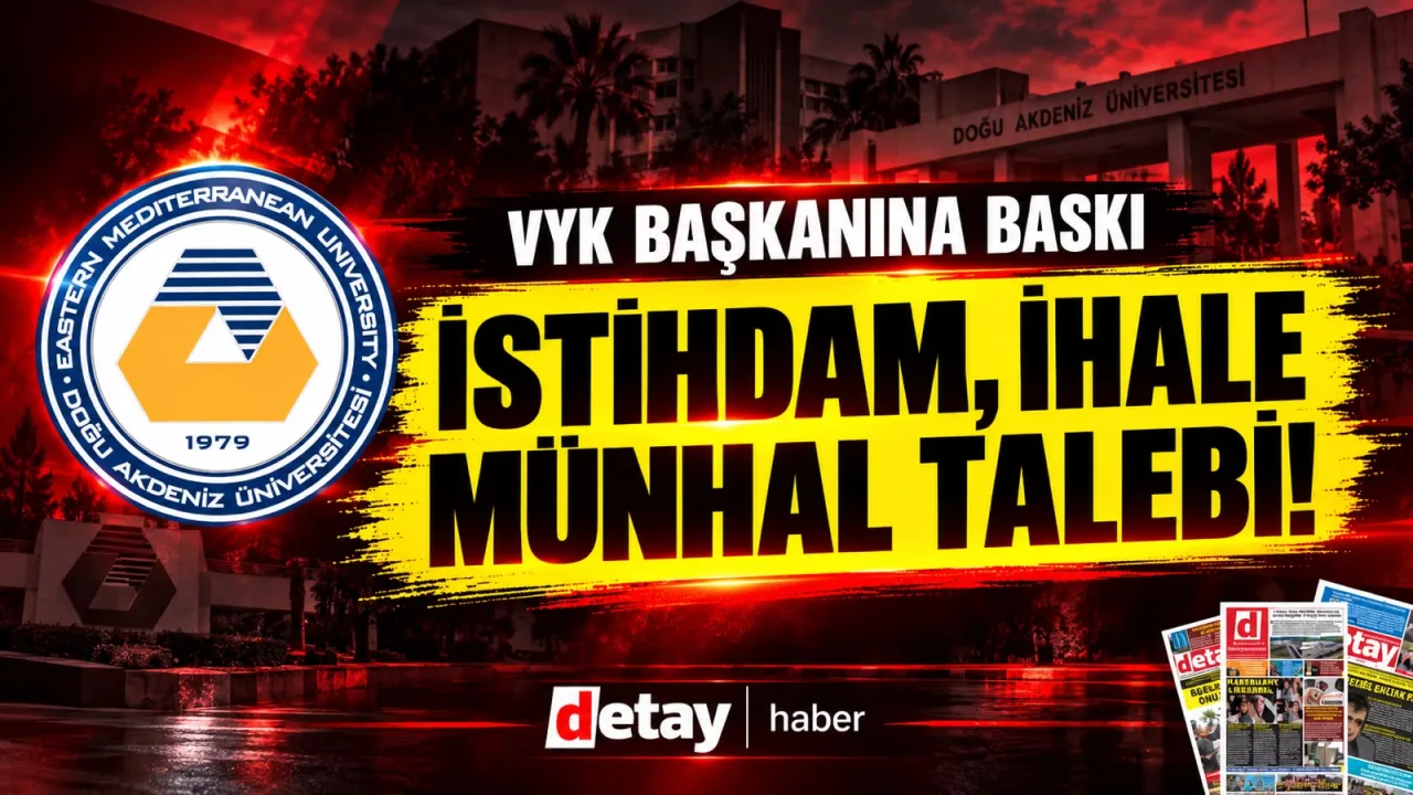 DAÜ VYK Başkanı Şemi Bora konuşurken, kurumsal bir ortamda mikrofon ve arka planda bayraklar görünür.