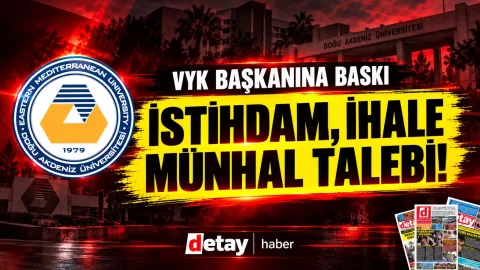 DAÜ VYK Başkanı Şemi Bora konuşurken, kurumsal bir ortamda mikrofon ve arka planda bayraklar görünür.
