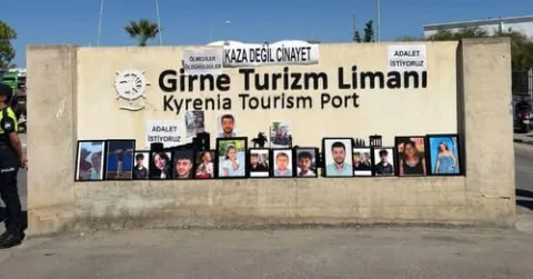 Girne Limanı'nda toplanmış, pankart ve sloganlarla adalet talep eden acılı aileler
