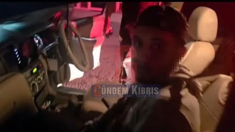 İskele Trafik ekiplerinin gece operasyonuyla yakalanan 5 Suriyeli şüpheliyi gösteren fotoğraf
