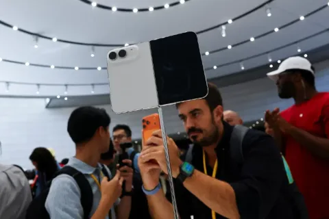 Apple’ın ilk katlanabilir telefonu iPhone Duo tanıtımında sergileniyor