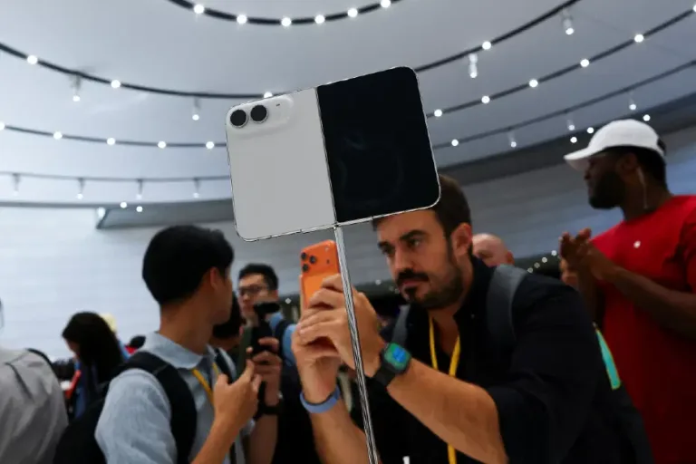 Apple’ın ilk katlanabilir telefonu iPhone Duo tanıtımında sergileniyor