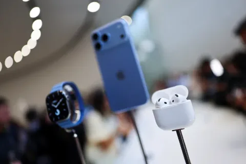 Apple logosu ve yeni AirPods ile Apple Watch modellerini gösteren ürün yerleştirmesi