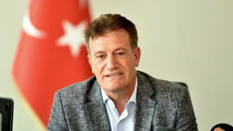 Arıklı konuşurken ciddiyetle dinleyen partili grup, gündem tartışması görüntüsü