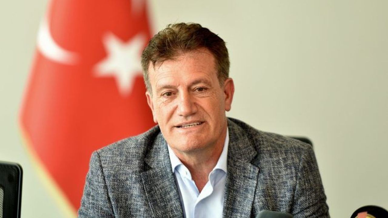 Arıklı konuşurken ciddiyetle dinleyen partili grup, gündem tartışması görüntüsü