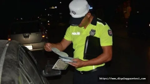 Yol kenarında durdurulan araçlar ve trafik görevlileri, park ihlali uygulaması sırasında.