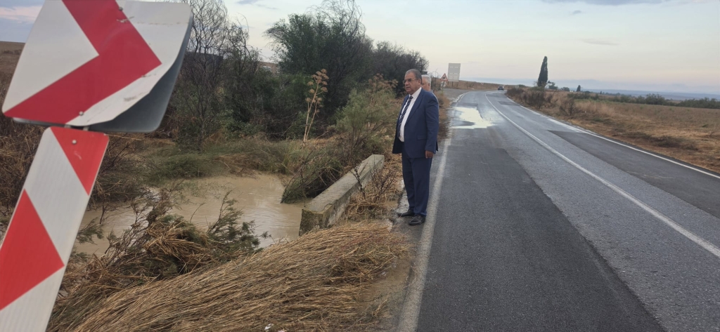 Bakan Sucuoğlu Yılmazköy-Kılıçaslan yol güzergahında inceleme yaparken