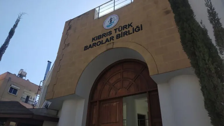 Barolar Birliği açıklama metni okunurken yetkililer ve avukatlar dikkatle dinliyor
