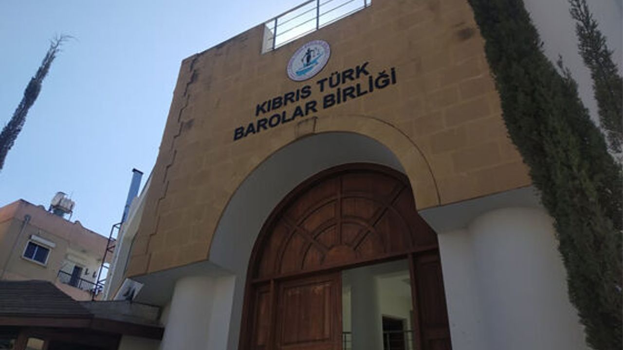 Barolar Birliği açıklama metni okunurken yetkililer ve avukatlar dikkatle dinliyor