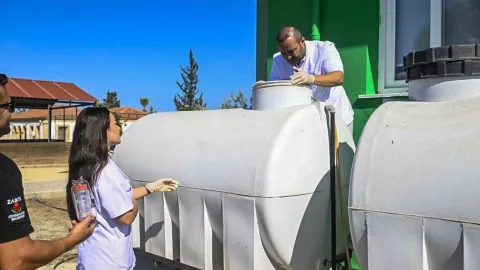 Okul ortamında su güvenliği ve gıda hijyeni denetimi yapıldığına dair genel bir görüntü